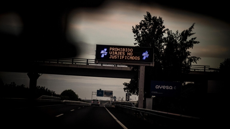 Una señal de tráfico en una autopista de Huelva, el pasado 14 marzo, advierte de la prohibición de los viajes no justificados como medida de contención del coronavirus. Desde entonces, los migrantes en situación irregular que trabajan en el campo andaluz