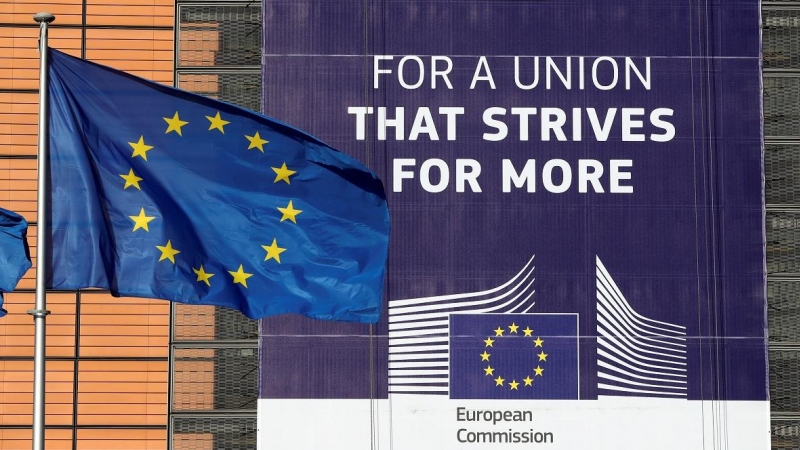 Una bandera de la UE en el exterior de la sede de la Comisión Europea en Bruselas.. REUTERS/Yves Herman
