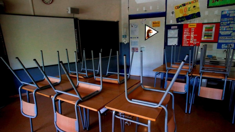 Vista de un aula vacía de la Escola l'Estel de Barcelona. EFE/Quique García/Archivo