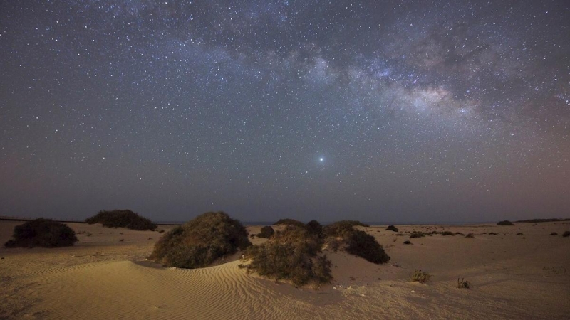 Vista de la Vía Láctea sobre el Parque Natural de la Dunas de Corralejo en Fuerteventura. EFE/ Carlos De Saá