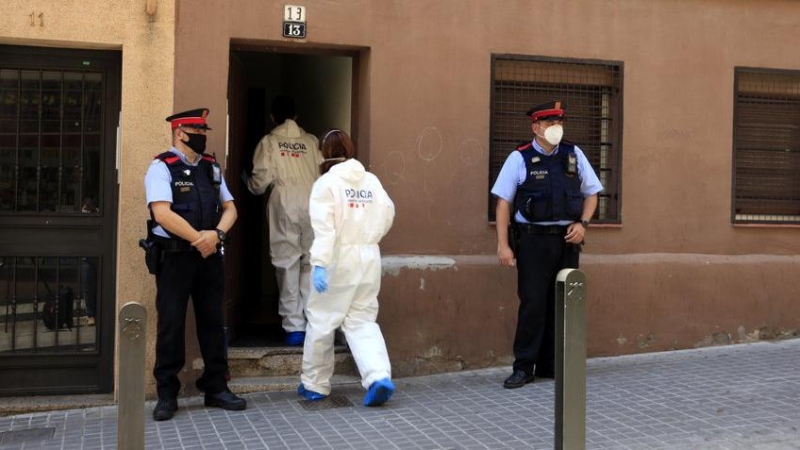 Agents de la Policia Científica dels Mossos d'Esquadra entrant a l'edifici del domicili d'Esplugues de Llobregat on han assassinat una dona, en un presumpte cas de violència masclista. ACN