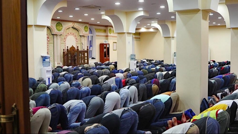 Musulmanes, en la mezquita del Centro Islámico de Kiev. FERRAN BARBER.