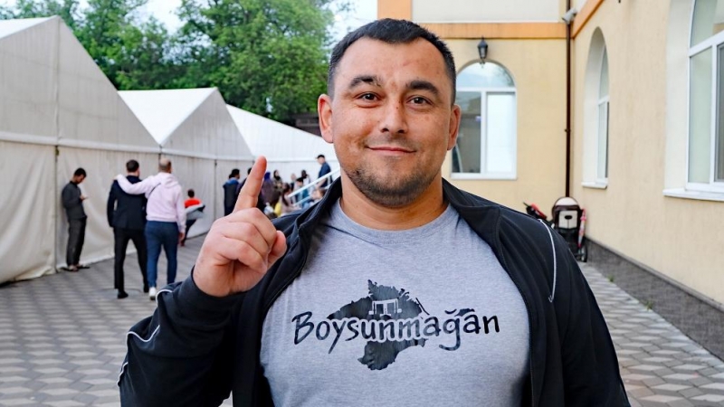 Ismail Ramazanov fue encarcelado por las autoridades rusas y acusado de ser un terrorista islámico. En la imagen, en el Centro Cultural Islámico de Kiev. FERRAN BARBER.