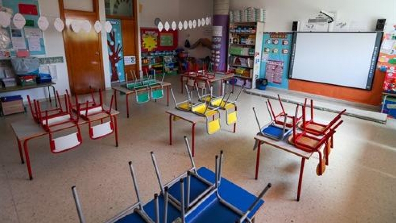 Mesas y sillas recogidas en un aula del Centro de Educación Infantil La Gacela, cerrada durante la fase 1 de la desescalada en Valencia. / EuropaPress