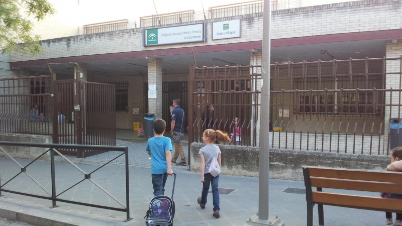 Niños llegando a un colegio de Andalucía. Imagen de archivo. Europa Press