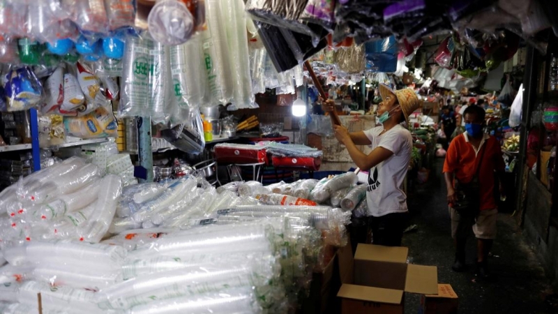 Un hombre vende productos de plástico en un mercado durante el brote de la enfermedad por coronavirus en Bangkok, Tailandia. REUTERS / Jorge Silva