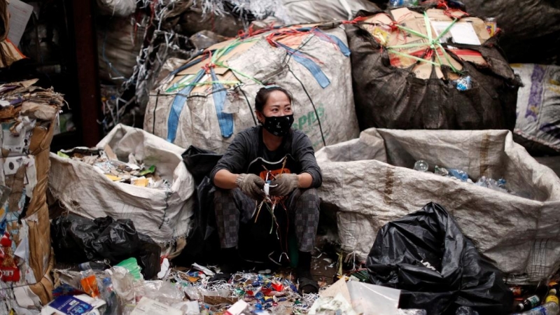 Una mujer trabaja en una planta de reciclaje durante el brote de la enfermedad por coronavirus  en Bangkok, Tailandia. REUTERS / Jorge Silva