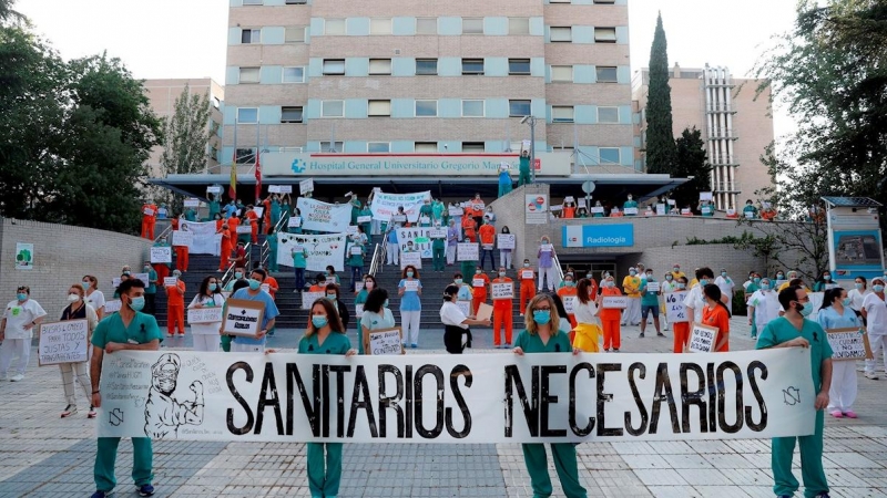 31/05/2020.- Miembros del personal sanitario del Hospital Gregorio Marañón posan con una pancarta en la que se lee ''Sanitarios necesarios'' durante una concentración este lunes en el exterior del hospital en Madrid, en la primera jornada de la Comunidad