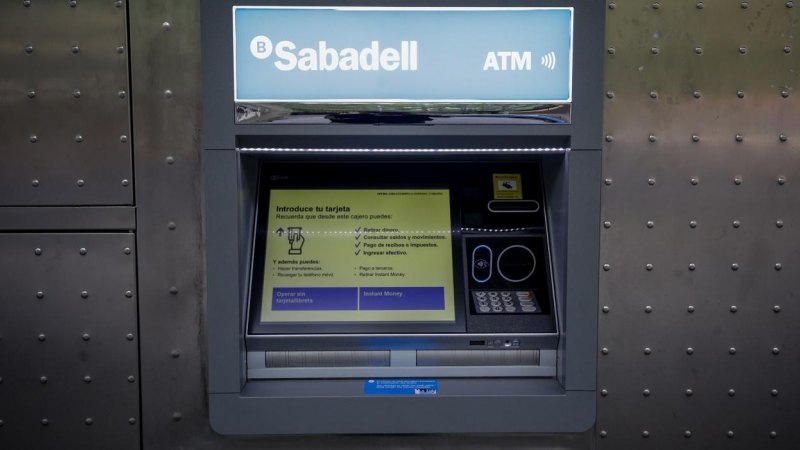 Cajero automático de una oficina del Banco Sabadell. E.P.