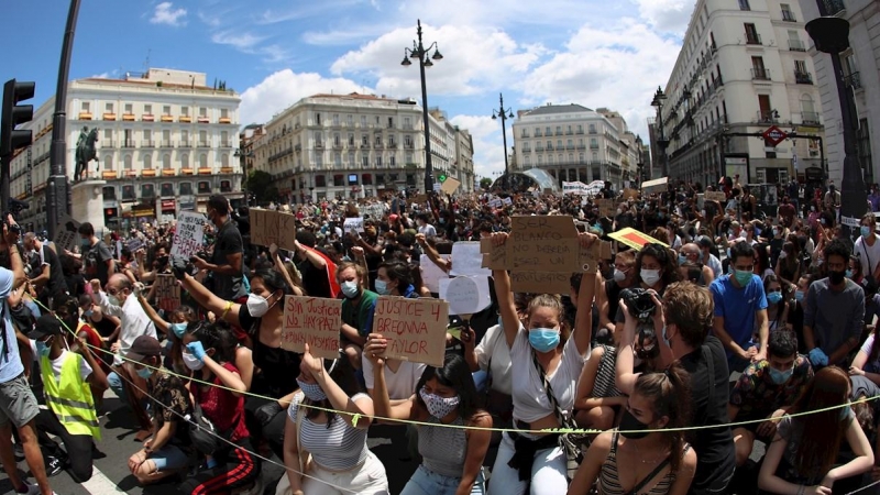 Manifestantes en la Puerta del Sol durante la concentración convocada en Madrid por la Comunidad negra africana y afrodescendiente en España (CNAAE) contra el racismo, tras la muerte del ciudadano afroamericano, George Floyd, durante su detención por la p