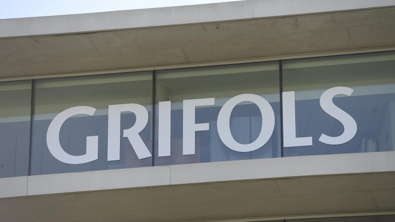 El logo de la farmacéutica Grifols, en su sede de Sant Cugat del Valles (Barcelona). AFP/Josep Lago
