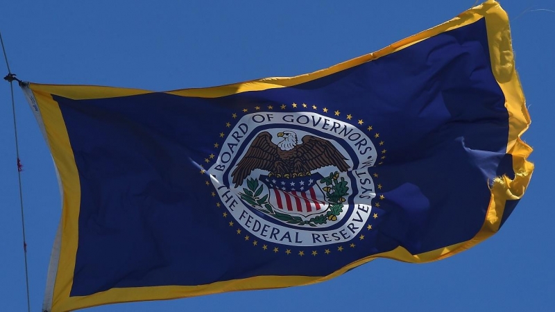La bandera con el emblema de la Reserva Federal  (Fed), el banco central de EEUU, ondea en lo alto de su sede en Washington. AFP/Olivier Douliery
