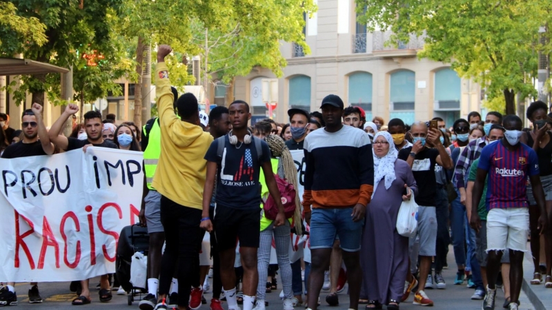 Capçalera de la manifestació de Manresa contra l'agressió racista dels Mossos. ACN / ESTEFANIA ESCOLÀ