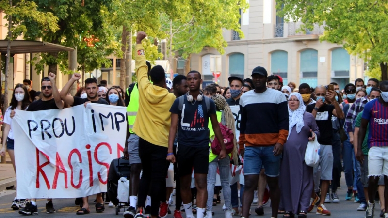 Capçalera de la manifestació de Manresa contra l'agressió racista dels Mossos. ACN / ESTEFANIA ESCOLÀ