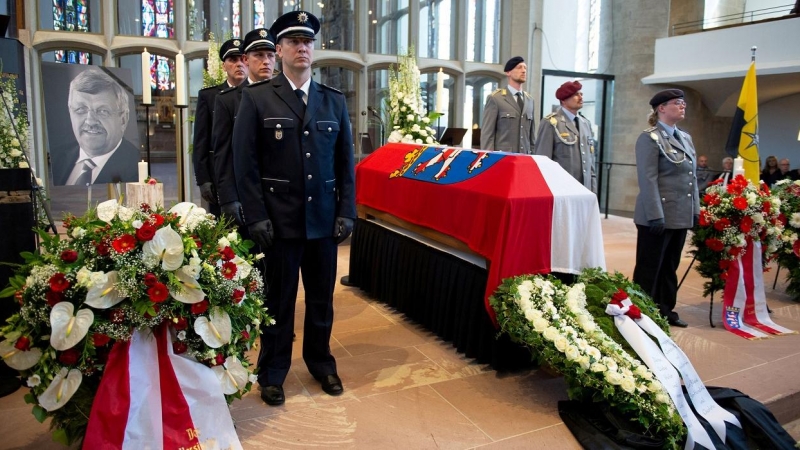 Imagen del funeral del politico democristiano alemán Walter Luebcke, conocido por su defensa del acogimiento de refugiados. REUTERS