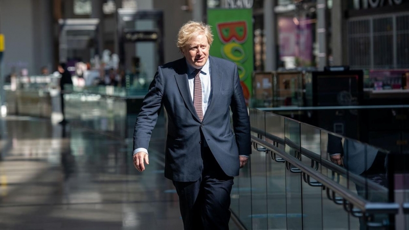 El primer ministro británico, Boris Johnson, visita las tiendas del centro comercial Westfield Stratford, al este de Londres, que han puesto en marcha medidas de seguridad tras la alerta sanitaria por la pandemia del coronavirus.. REUTERS/John Nguyen/Pool