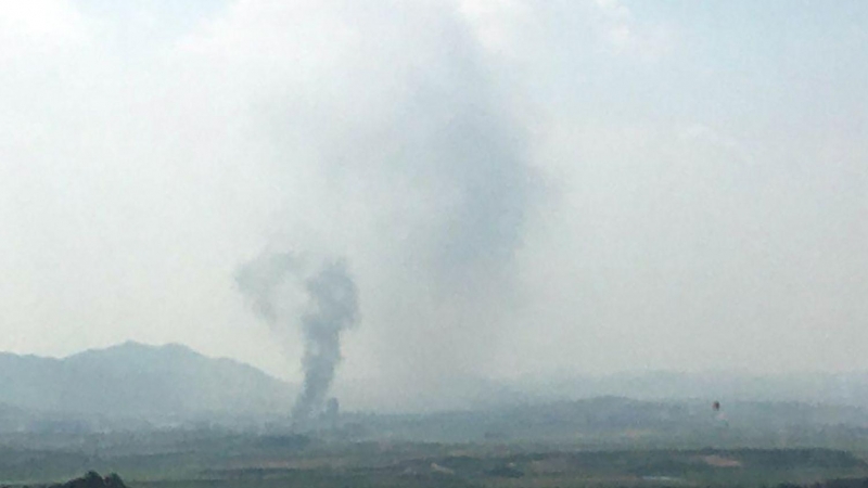 Una columna de humo en la localidad fronteriza de Kaesong, en Corea del Norte, vista desde territorio surcoreano. / Reuters