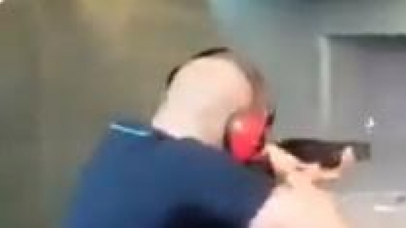 El indignante vídeo donde un hombre dispara a fotos de Sánchez, Iglesias, Montero, Marlaska y Echenique