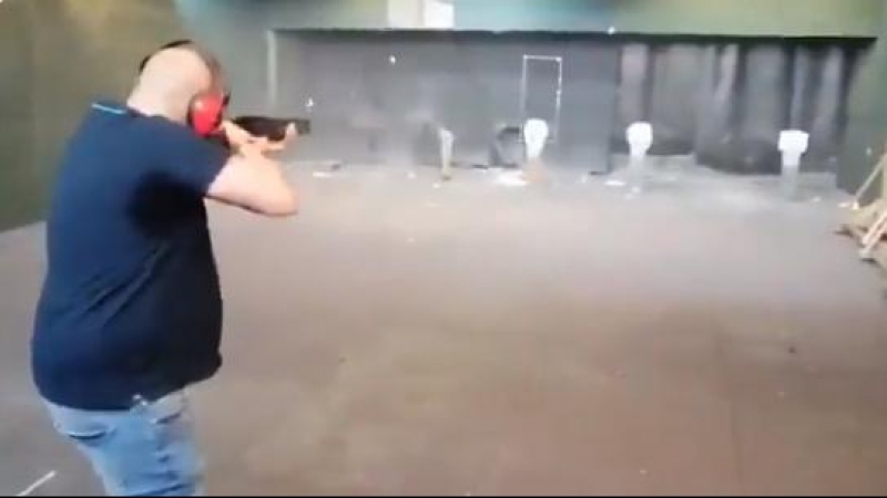 El indignante vídeo donde un hombre dispara a fotos de Sánchez, Iglesias, Montero, Marlaska y Echenique