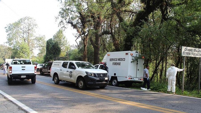 Peritos forenses laboran en la zona donde fue encontrado el cuerpo de la doctora María Elizabeth Montaño, el pasado 18 de junio de 2020, en el poblado de Huitzilac, en el estado de Morelos (México). Las autoridades de Ciudad de México confirmaron este vi