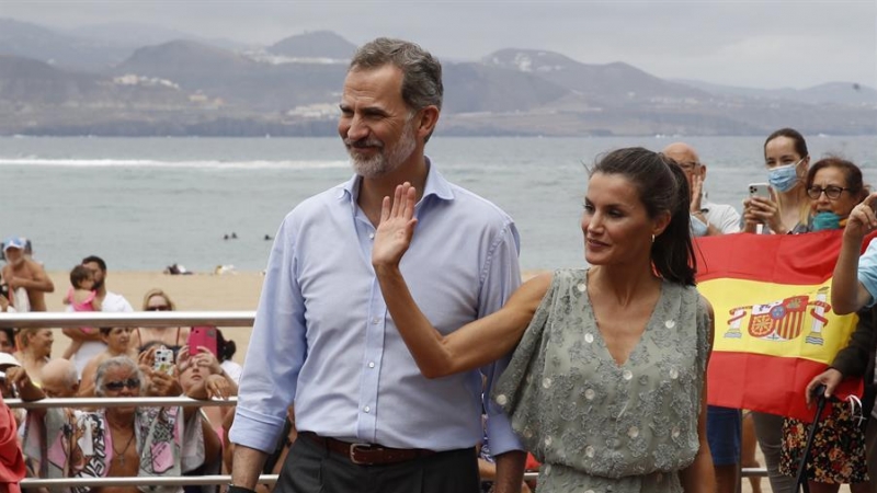 El rey Felipe VI (i) y la reina Letizia (d) en el paseo marítimo de la playa de Las Canteras en su visita a las Palmas de Gran Canaria, este martes. / EFE/ Ballesteros