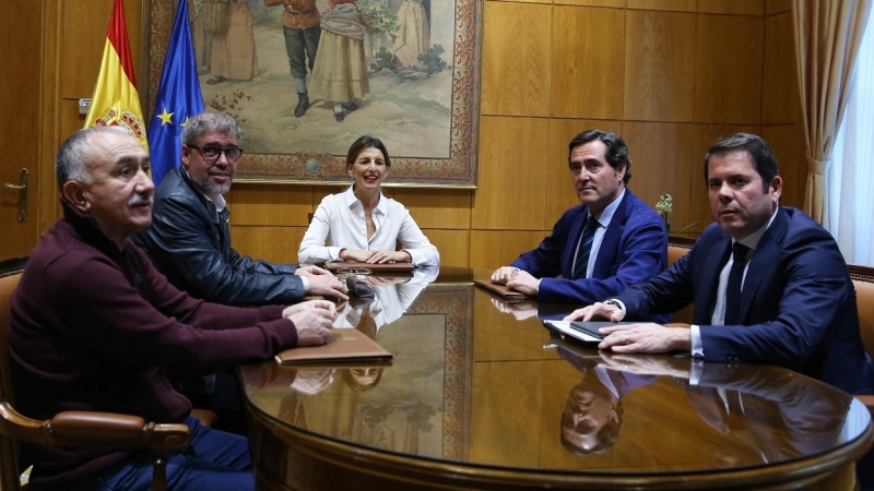 Foto de enero de 2020, de la ministra de Trabajo, Yolanda Díaz, con los secretarios generales de UGT y CCOO, Pepe Álvarez y Unai Sordo, y los presidentes de CEOE y de Cepyme, Antonio Garamendi y Gerardo Cuervas.