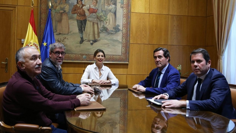 Foto de enero de 2020, de la ministra de Trabajo, Yolanda Díaz, con los secretarios generales de UGT y CCOO, Pepe Álvarez y Unai Sordo, y los presidentes de CEOE y de Cepyme, Antonio Garamendi y Gerardo Cuervas.