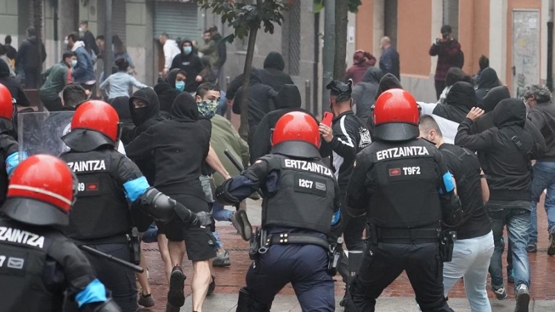 Agentes de la Ertzaintza cargan contra un grupo de radicales que intentan boicotear un mitin del presidente de Vox, Santiago Abascal, en Sestao - H.Bilbao - Europa Press