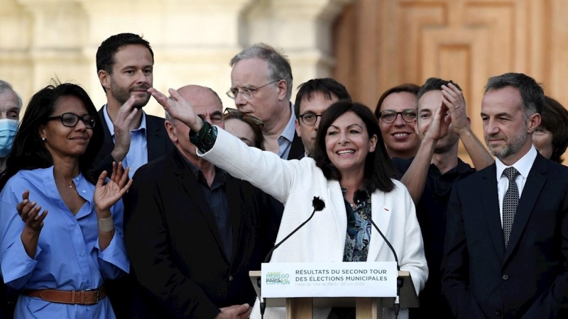 La alcaldesa de Parí, Anne Hidalgo, celebra su victoria en coalición con los verdes.- EFE/EPA/JULIEN DE ROSA