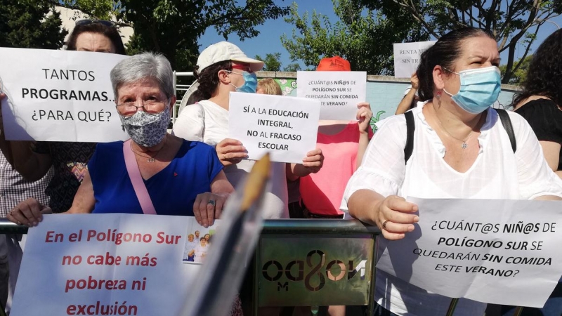 Vecinos protestan ante la llegada de los reyes al Polígono Sur de Sevilla. S. R.
