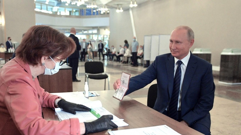 El presidente ruso, Vladímir Putin, durante la votación para la reforma constitucional. / EFE - EPA/ALEXEI DRUZHININ