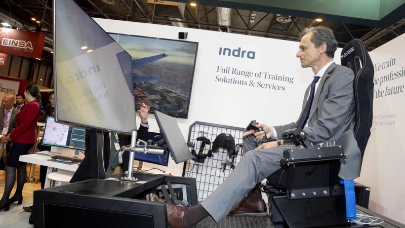 Pedro Duque, ministro de Ciencia e Innovación, en el stand de Indra en la Feindef 2019.- INDRA