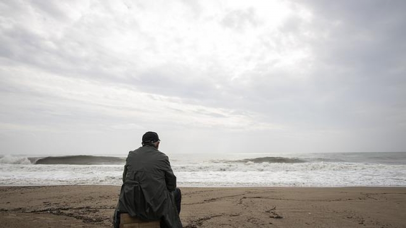 Un hombre mira al  mar en una playa mientras está nublado. Imagen de archivo/Pixabay