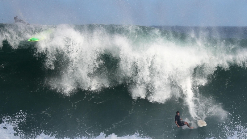 Un surfista se cae de una ola en un oleaje en la playa de Leblon, en medio del brote de la enfermedad por coronavirus (COVID-19) en Río de Janeiro, Brasil, 2 de julio de 2020. REUTERS / Sergio Moraes