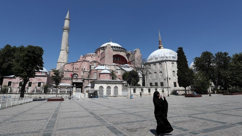 02/07/2020.- Una mujer vestida con un hiyab toma fotografías este jueves frente el Museo de Santa Sofía en Estambul. De acuerdo a los medios locales, un juzgado turco retrasó la decisión acerca de si este edificio declarado por la Unesco Patrimonio de la