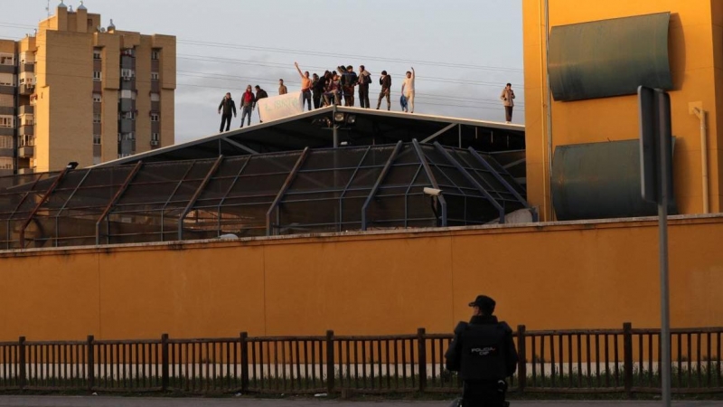 Un policía custodia los alrededores del CIE de Aluche durante una protesta de sus internos durante el estado de alarma.- EFE