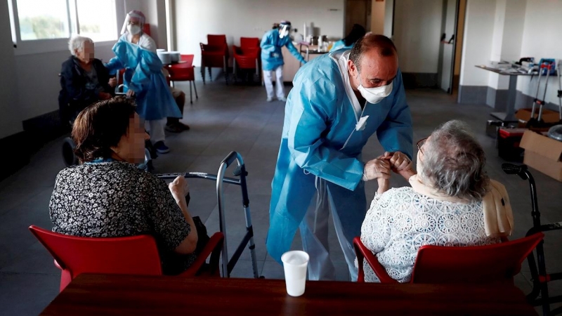 Un sanitario atiende a los ancianos alojados en una residencia. EFE/Mariscal/Archivo