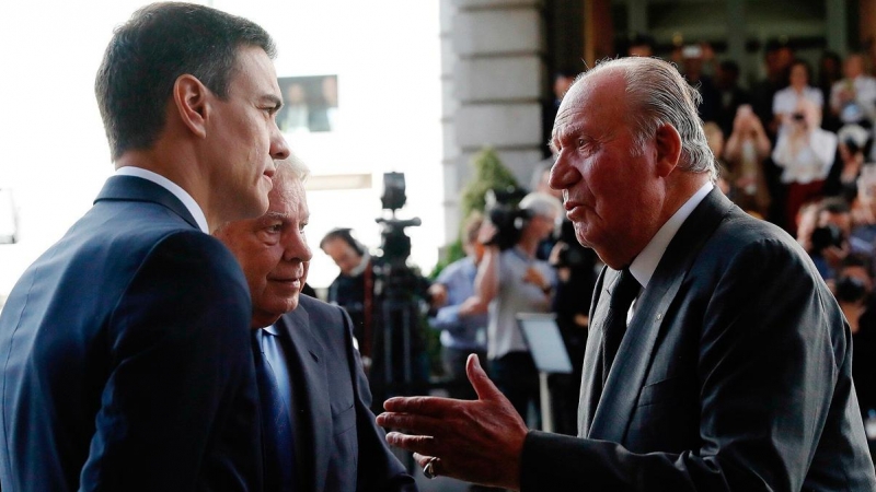 Pedro Sánchez conversa con Juan Carlos I en presencia de Felipe González durante el funeral de Alfredo Pérez Rubalcaba. - EFE