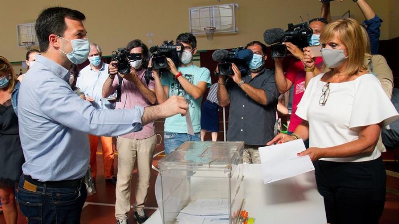 Gonzalo Caballero, ejerce su derecho al voto en Vigo. EFE/ Salvador Sas