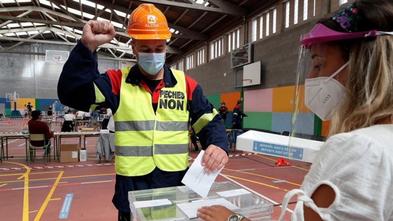 Un trabajador de ALCOA vota en un colegio electoral de Burela (Lugo), este domingo con motivo de las elecciones autonómicas. EFE/ Eliseo Trigo