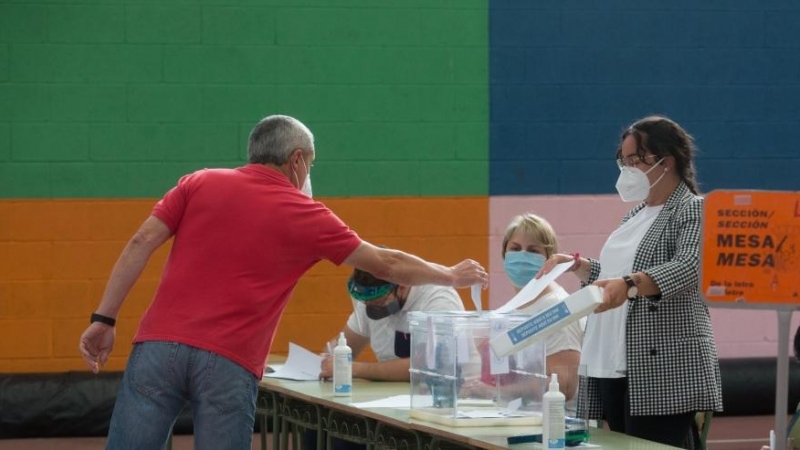 Un hombre acude a votar en las elecciones autonómicas de Galicia en la población de Burela, en la comarca de A Mariña, Lugo. Carlos Castro / Europa Press