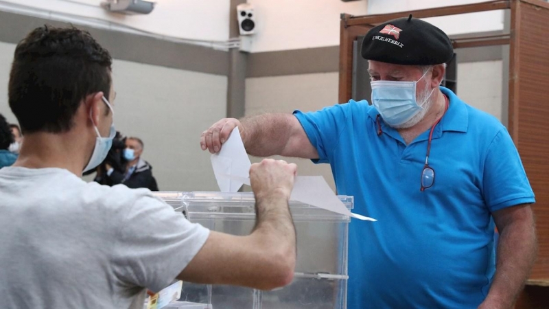 Un ciudadano en el momento de votar en una mesa electoral en la localidad vizcaína de Durango, con todas las medidas de seguridad ante la pandemia del coronavirus, donde este domingo se celebran las elecciones al Parlamento Vasco. EFE/LUIS TEJIDO