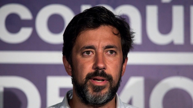 El candidato a la Presidencia de la Xunta de Galicia en Común - Anova Mareas, Antón Gómez Reino, tras conocer el resultado en las elecciones gallegas esta noche en la sede de la coalición en Santiago de Compostela. EFE/Brais Lorenzo