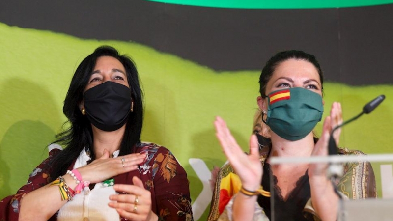 La parlamentaria electa de Vox por Álava, Amaya Martínez (i), y la diputada Macarena Olona (d), celebran este domingo la entrada del partido en el Parlamento Vasco en un acto en Vitoria. EFE/ David Aguilar