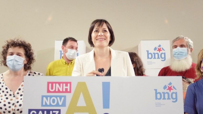 La candidata del BNG a la presidencia de la Xunta, Ana Pontón (c), durante la comparecencia ante los medios de comunicación en la noche electoral, que ha confirmado a su partido como segunda fuerza política de Galicia. EFE/Cabalar