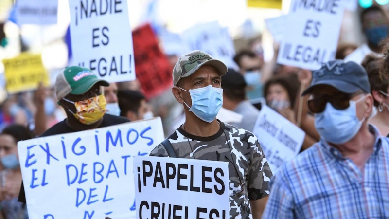 Decenas de personas participan en una manifestación para reclamar la regularización de inmigrantes irregulares. EFE/ Víctor Lerena
