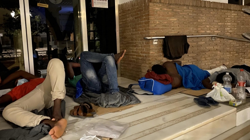 Trabajadores migrantes afectados por los incendios en sus asentamiento en Lepe (Huelva), duermen en la puerta del ayuntamiento para exigir una solución habitacional.- ASNUCI