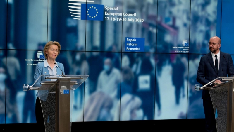 Ursula von der Leyen, presidenta de la Comisión Europea junto a Charles Michel, presidente del Consejo Europeo. / Twitter