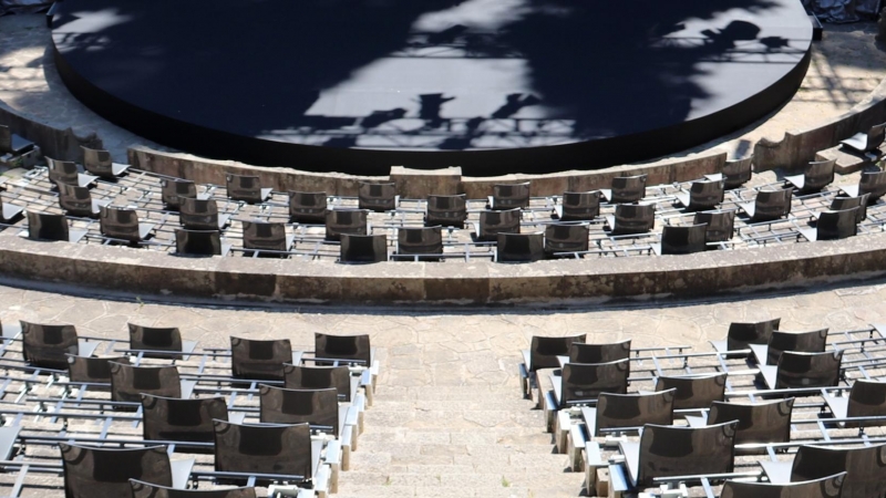 Les butaques del teatre Grec amb una separació de metre i mig entre les cadires, per complir amb la distància durant el Festival Grec. Mar Vila | ACN