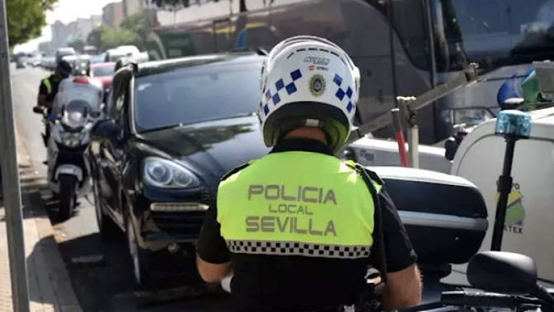 Un agente de la Policía Local de Sevilla, en una imagen de archivo. / EUROPA PRESS - AYUNTAMIENTO DE SEVILLA